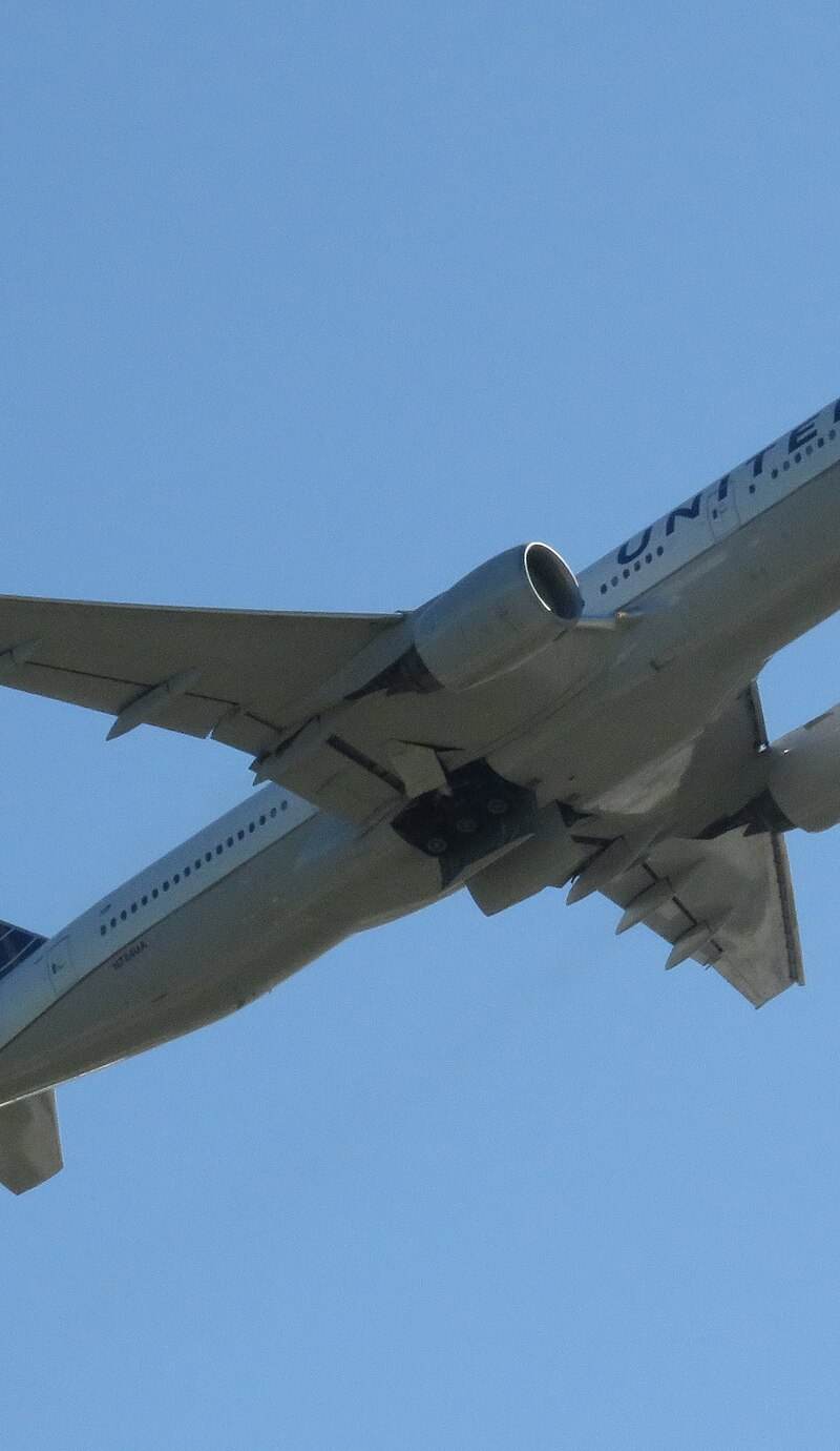 N784UA - Twin-engine aircraft