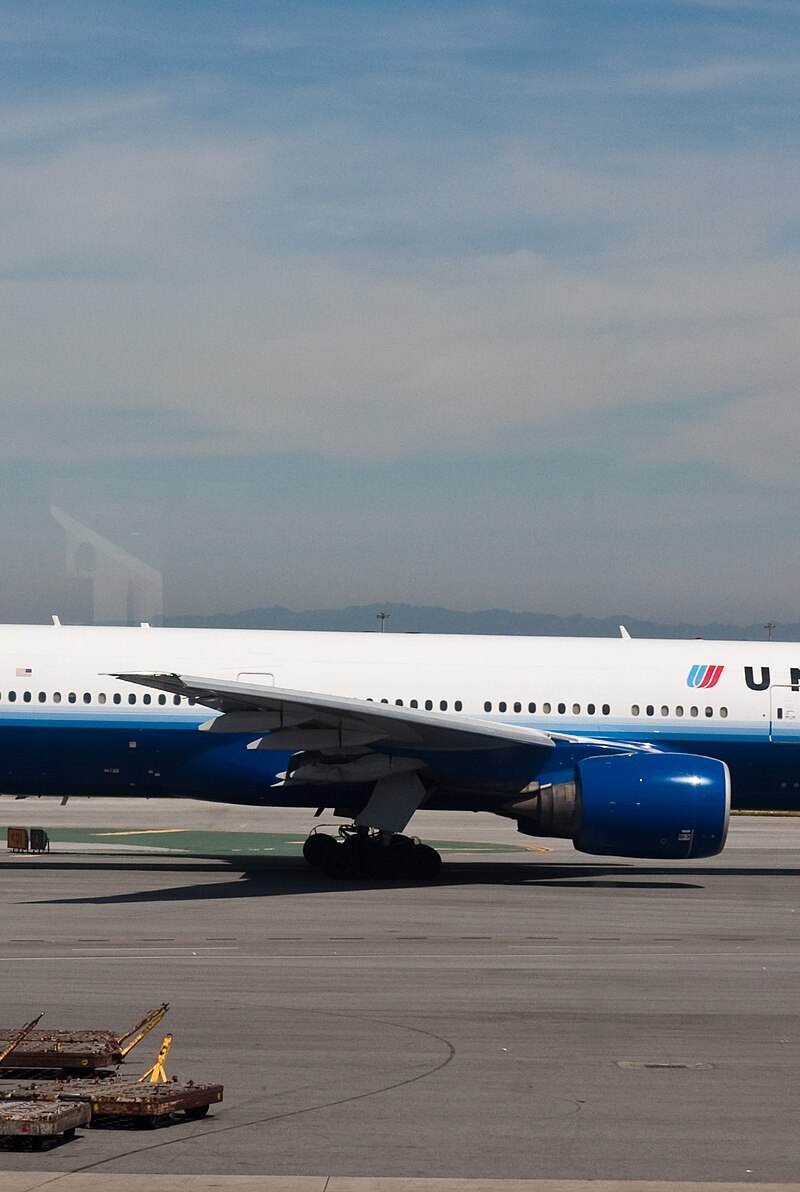 N784UA - Twin-engine aircraft