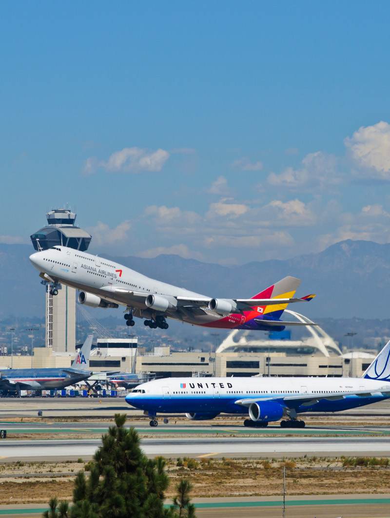 N785UA - Twin-engine aircraft