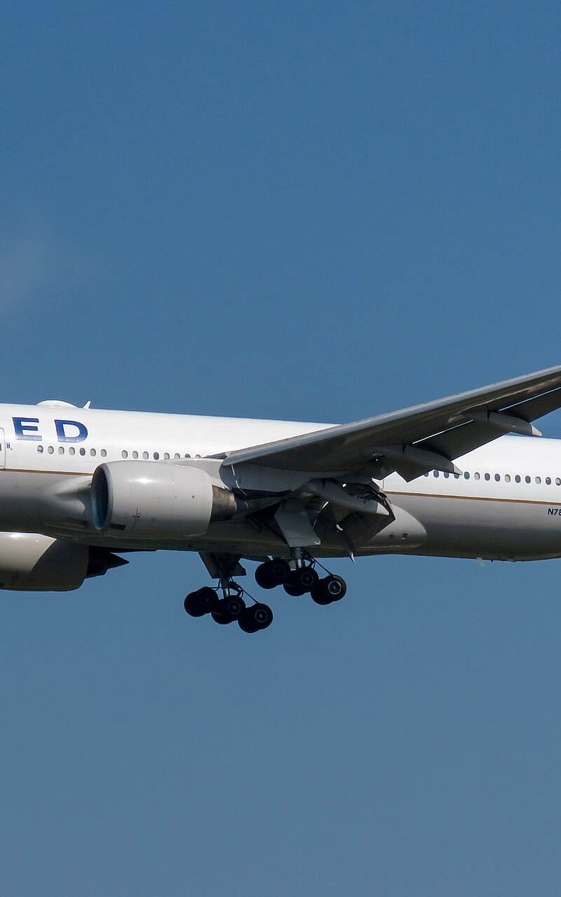 N785UA - Twin-engine aircraft