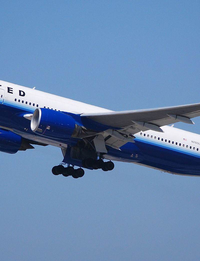 N785UA - Twin-engine aircraft