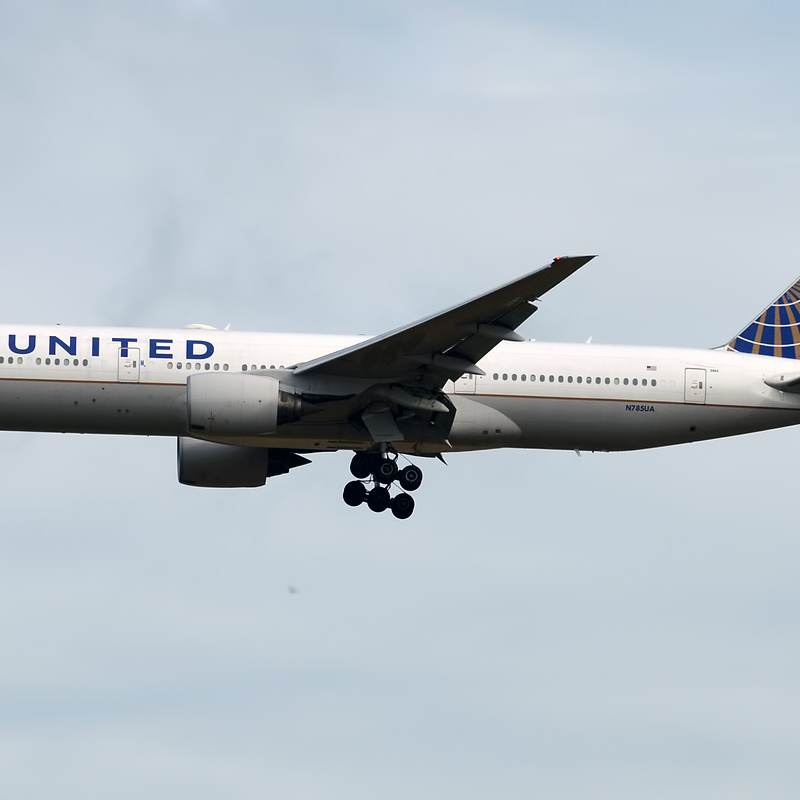 N785UA - Twin-engine aircraft
