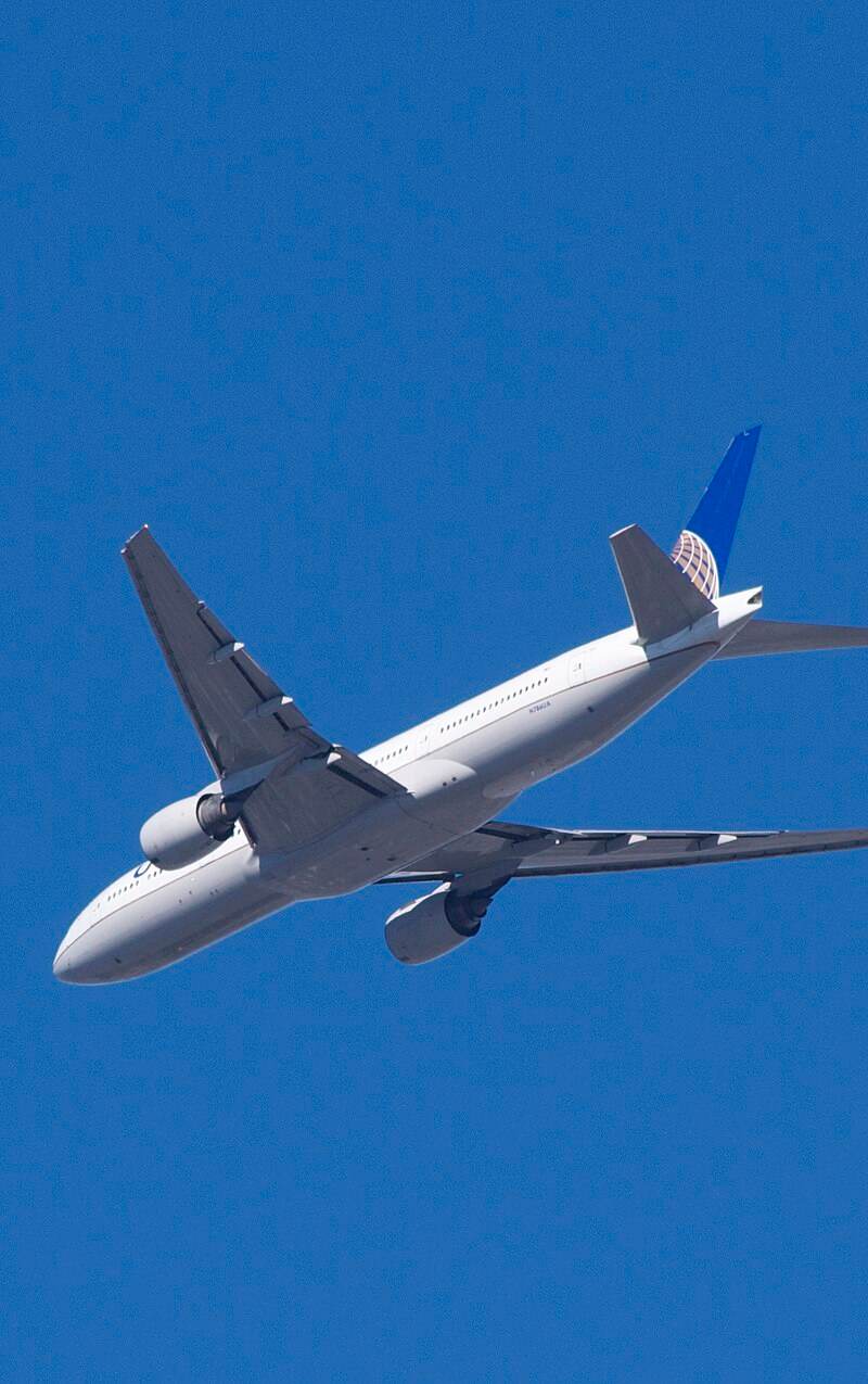 N786UA - Twin-engine aircraft
