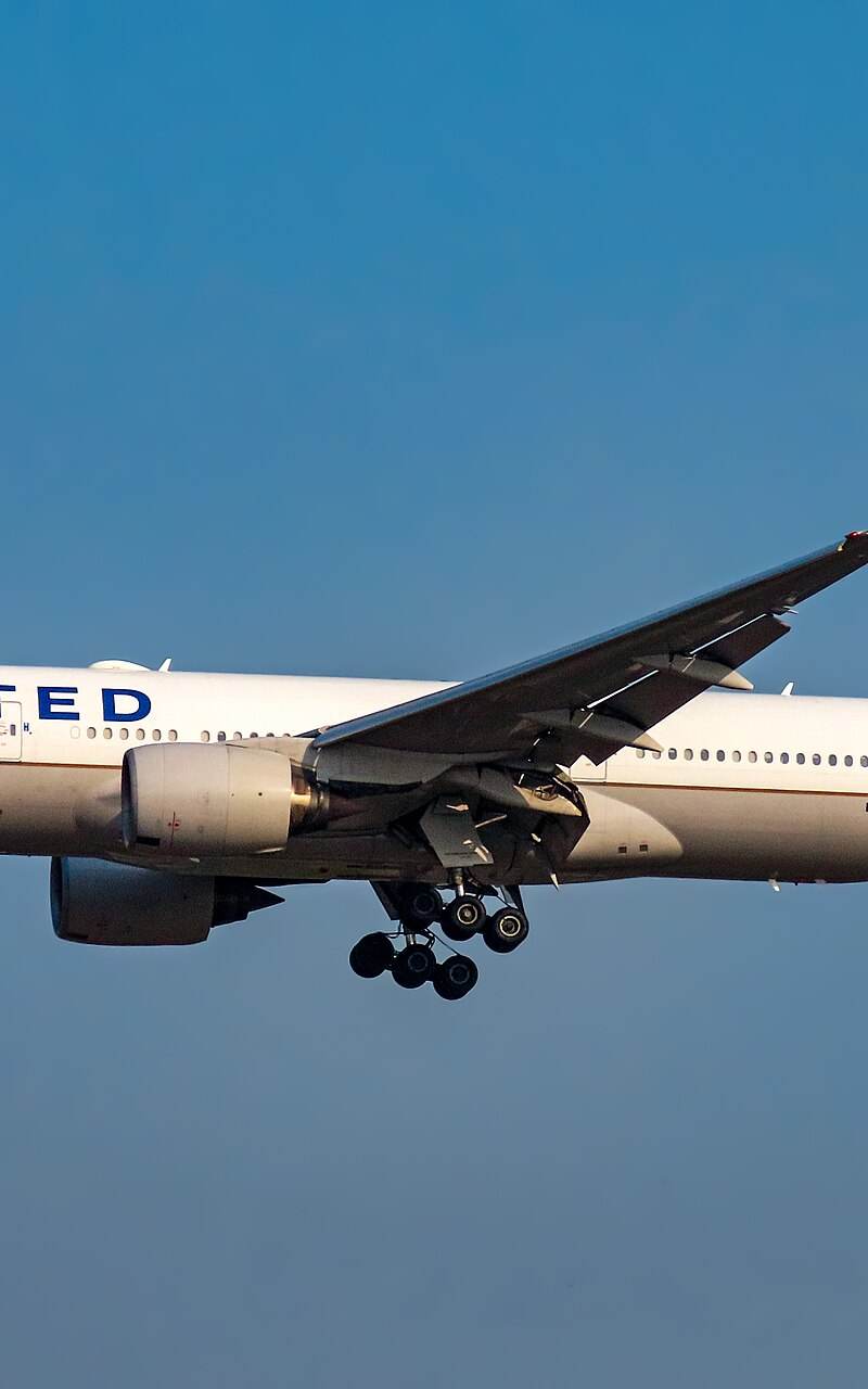 N786UA - Twin-engine aircraft