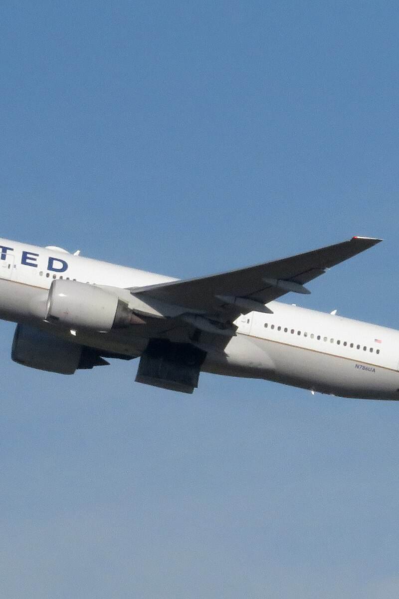 N786UA - Twin-engine aircraft