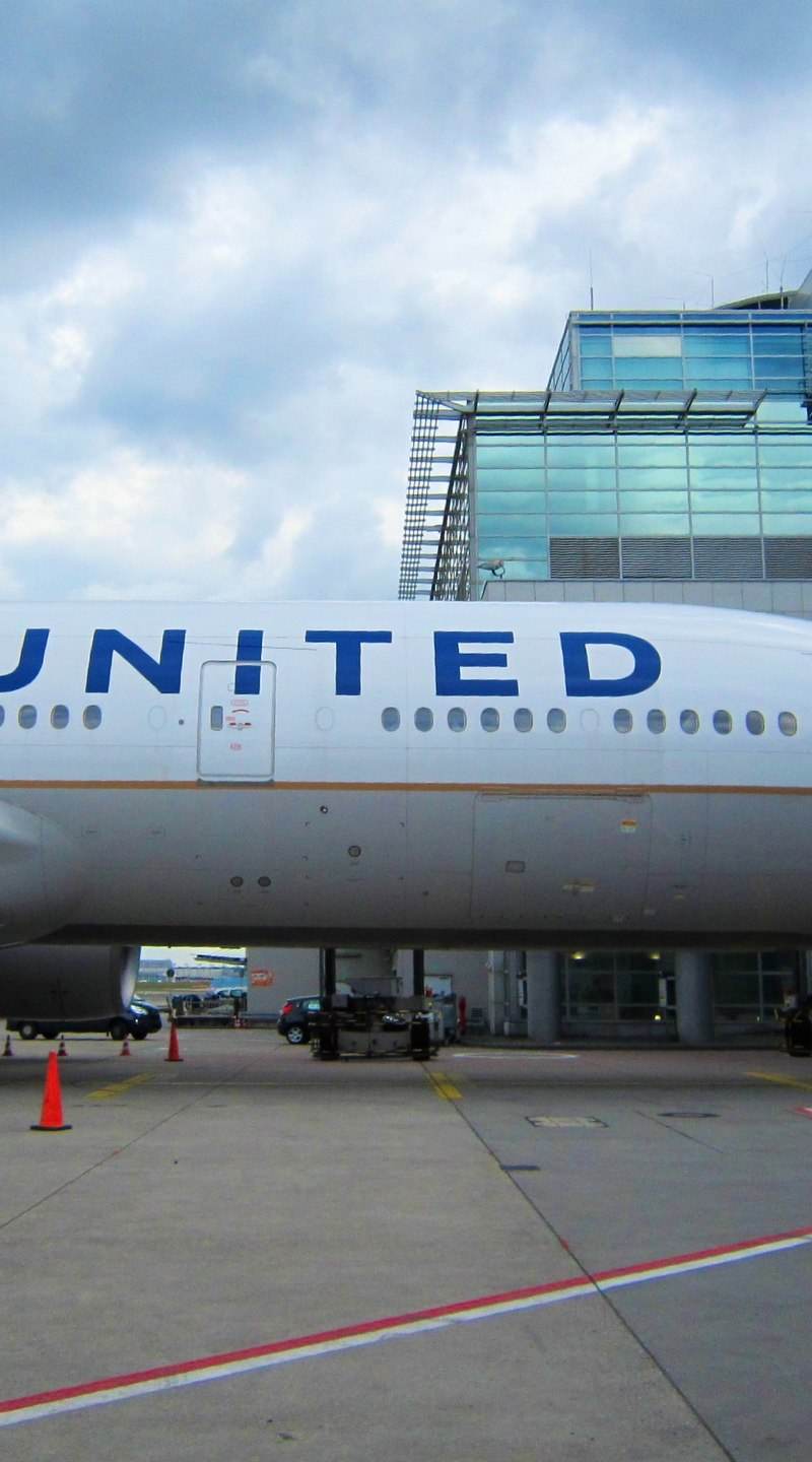 N788UA - Twin-engine aircraft