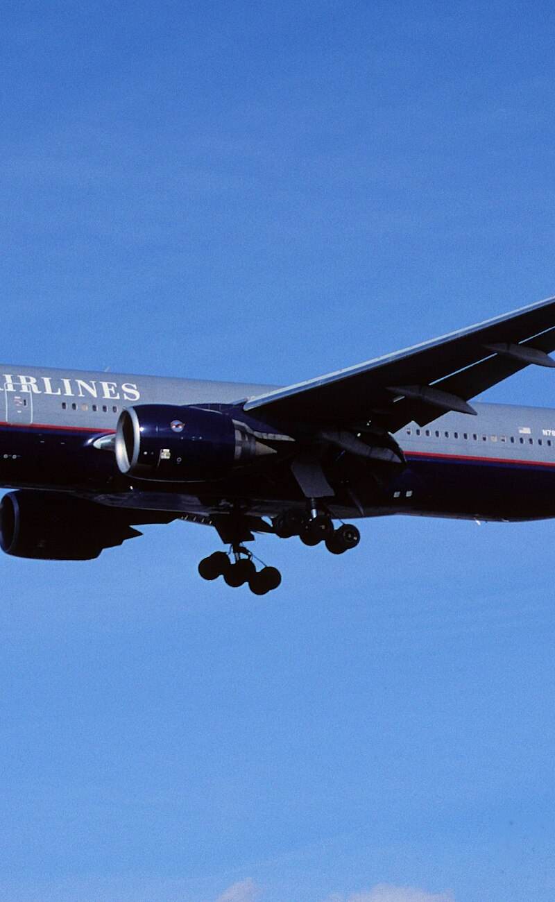 N789UA - Twin-engine aircraft