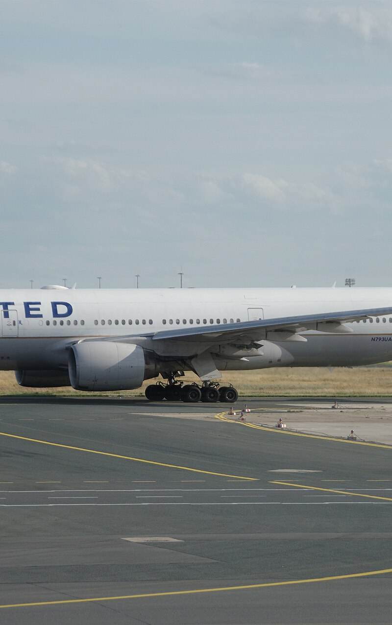 N793UA - Twin-engine aircraft