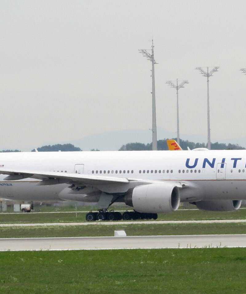 N793UA - Twin-engine aircraft