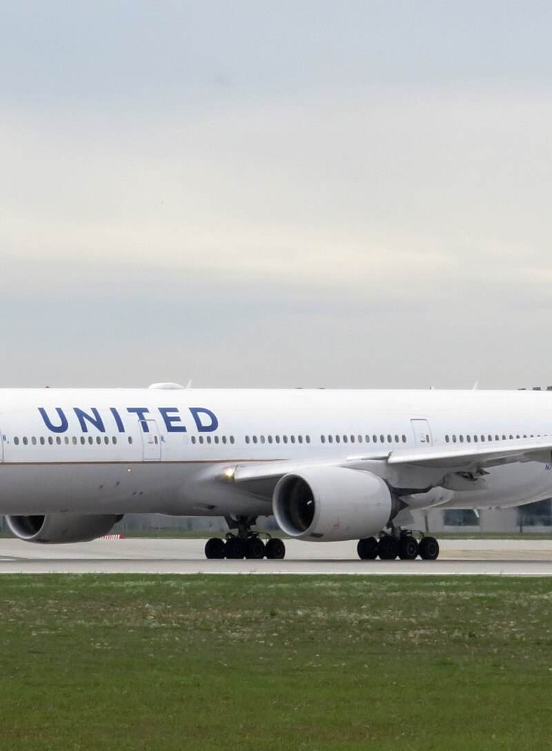 N793UA - Twin-engine aircraft