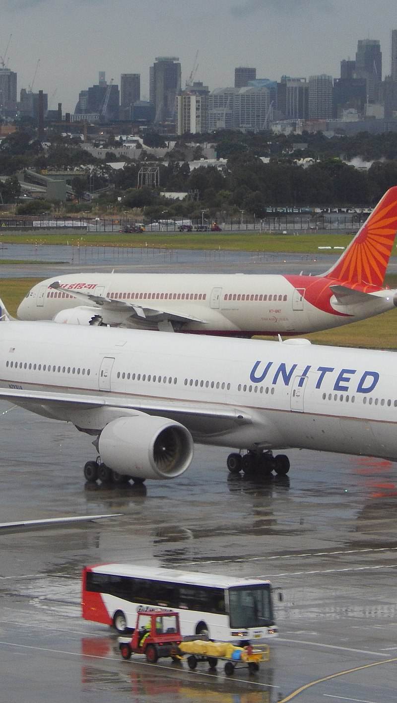 N793UA - Twin-engine aircraft