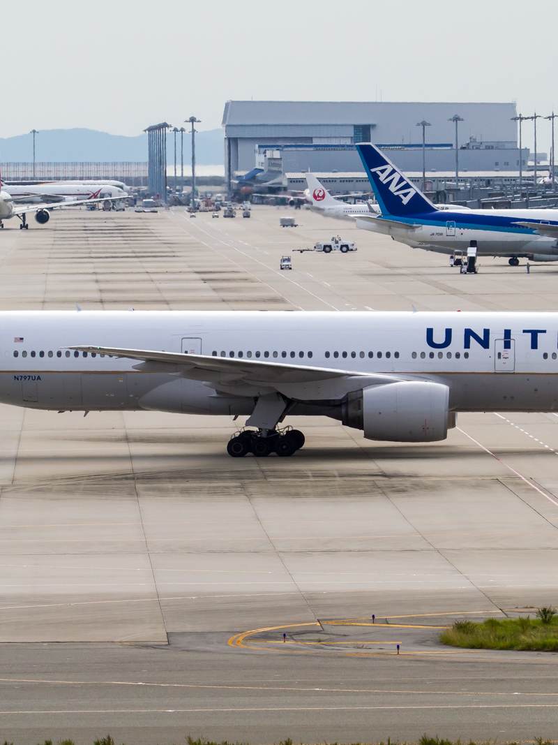 N797UA - Twin-engine aircraft