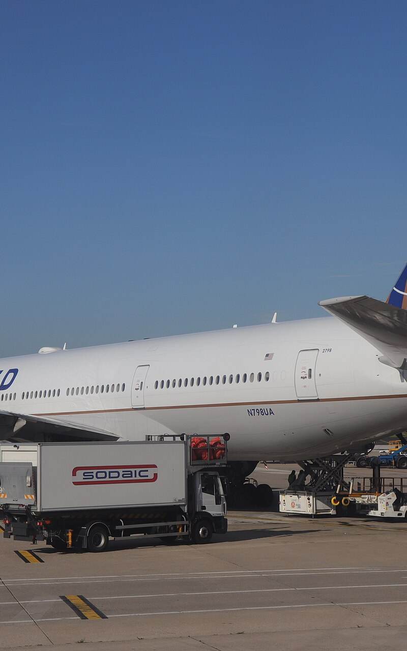 N798UA - Twin-engine aircraft