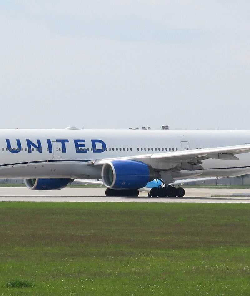 N798UA - Twin-engine aircraft