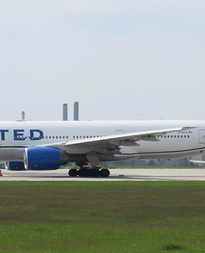 N798UA - Twin-engine aircraft