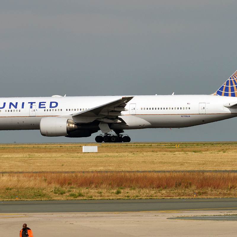 N798UA - Twin-engine aircraft