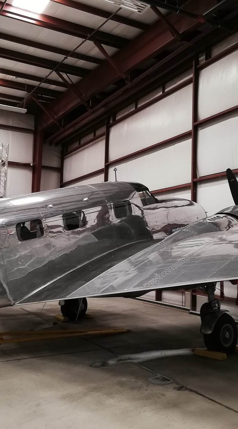 N93R - Twin-engine aircraft