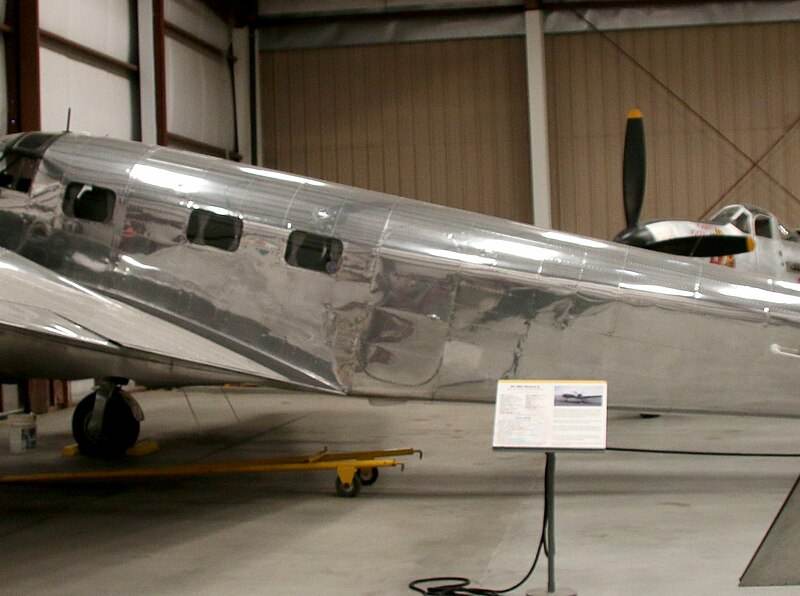 N93R - Twin-engine aircraft