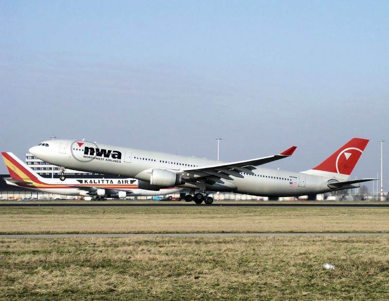 N808NW - Twin-engine aircraft