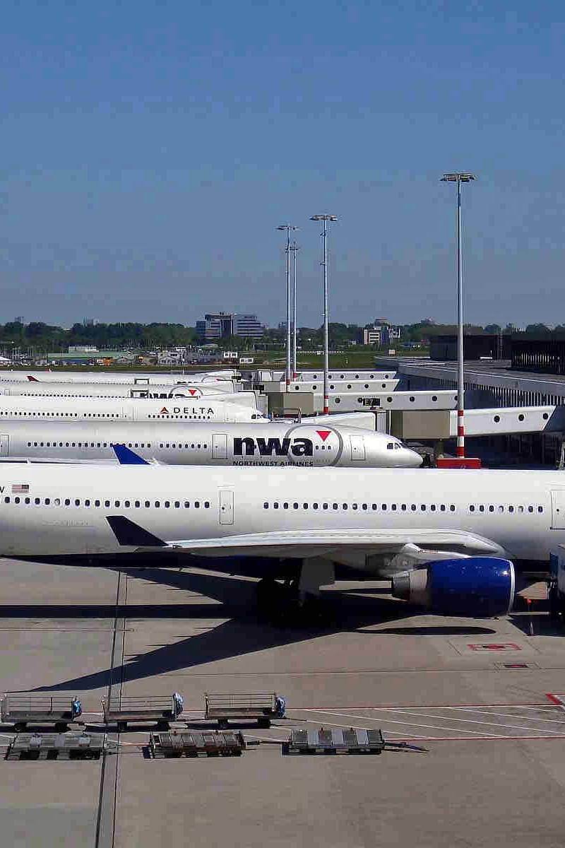 N812NW - Twin-engine aircraft