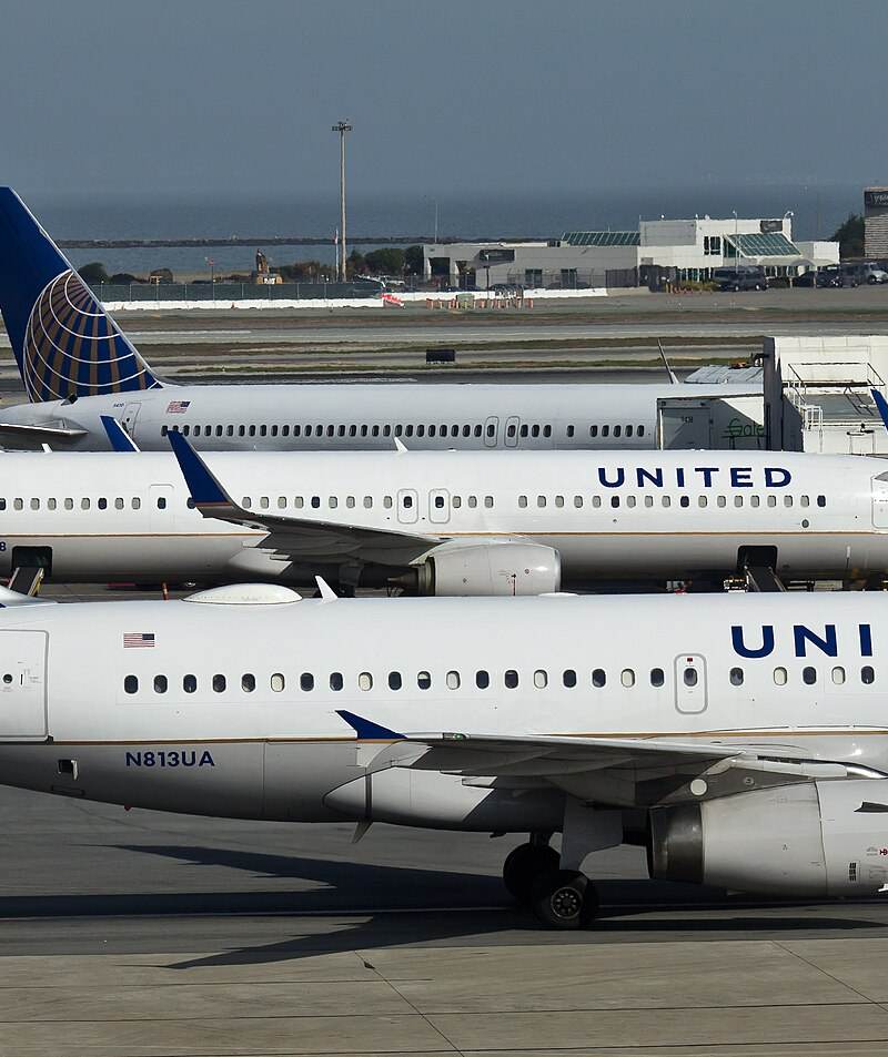 N813UA - Twin-engine aircraft