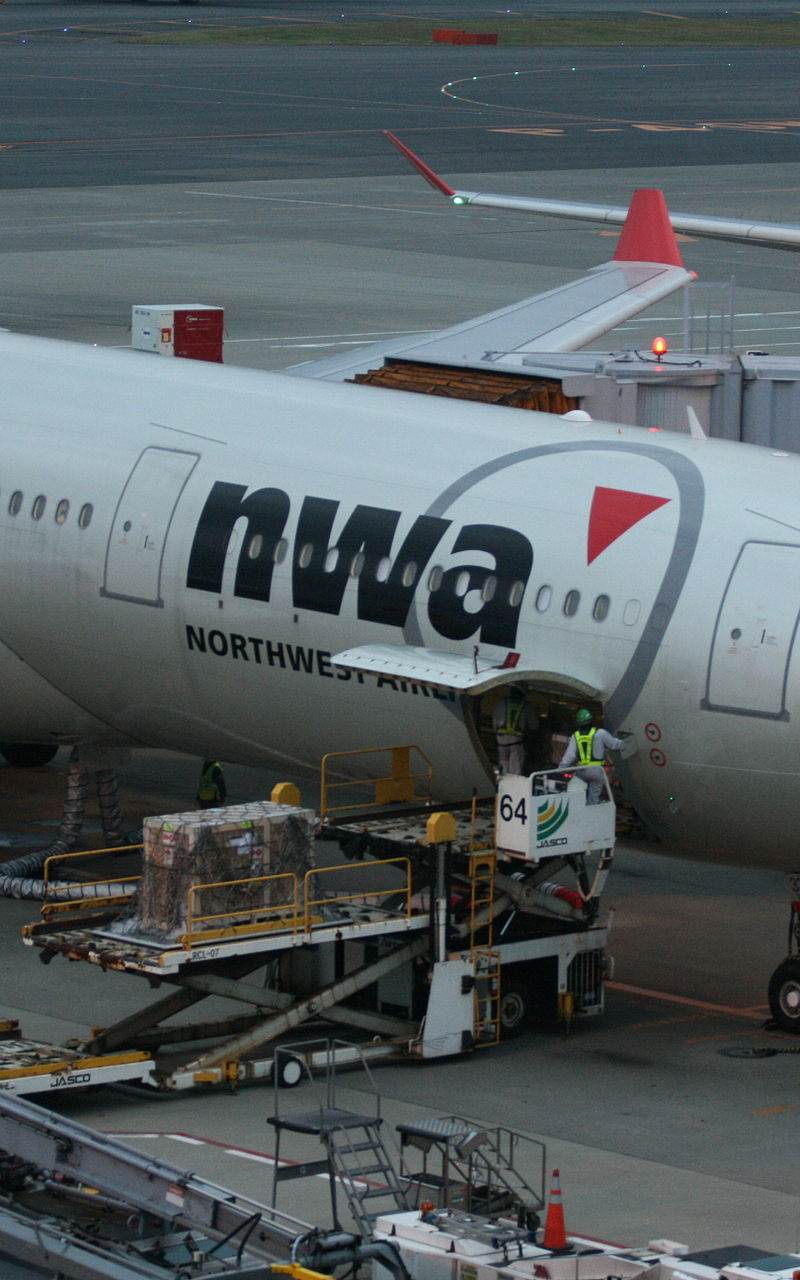 N814NW - Twin-engine aircraft