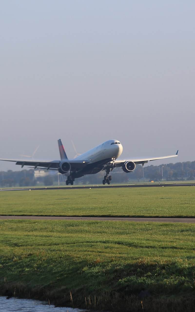 N815NW - Twin-engine aircraft