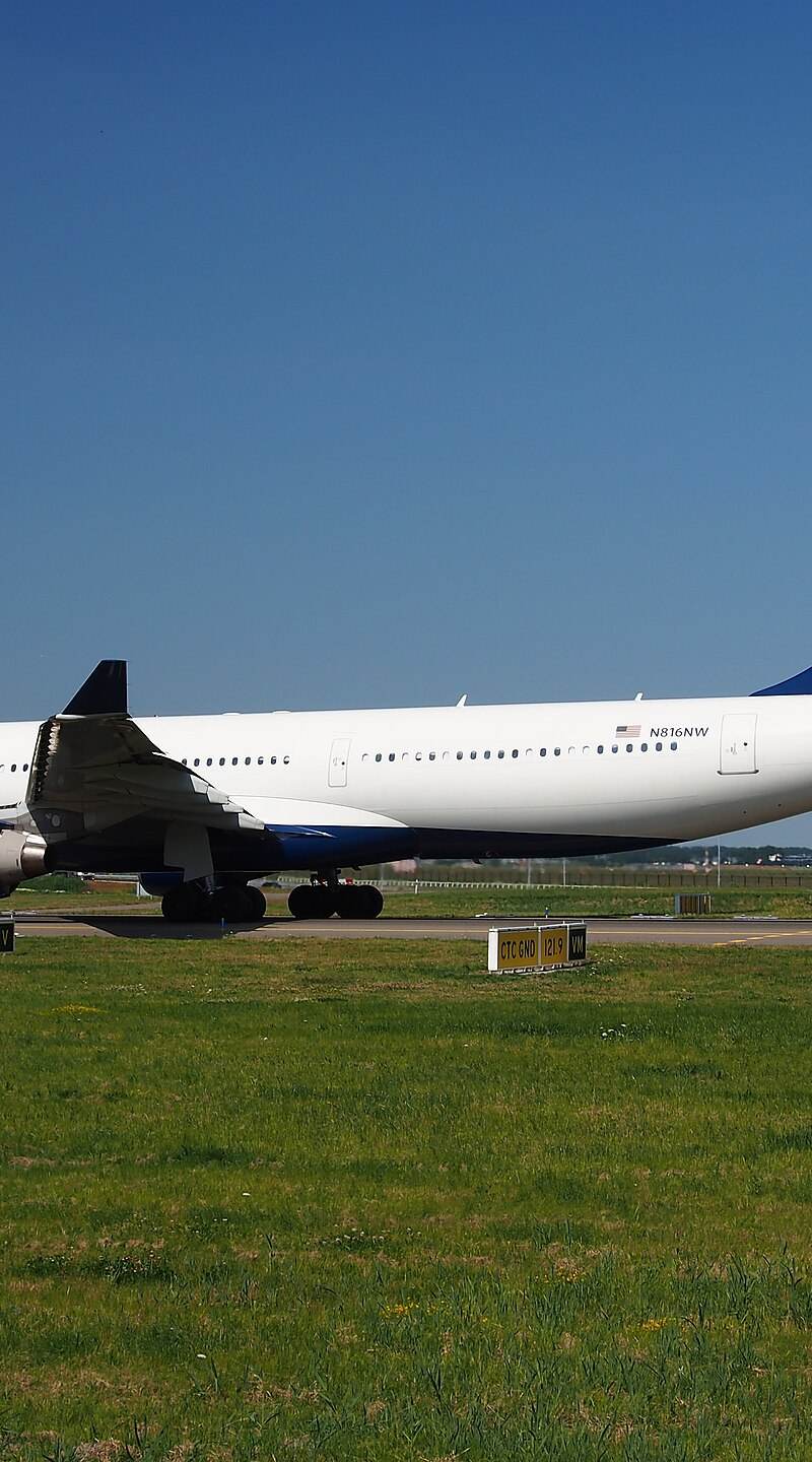 N816NW - Twin-engine aircraft