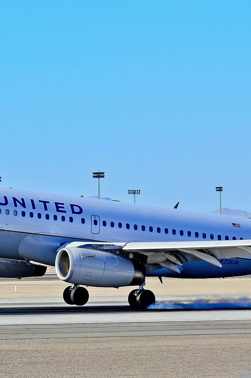 N822UA - Twin-engine aircraft