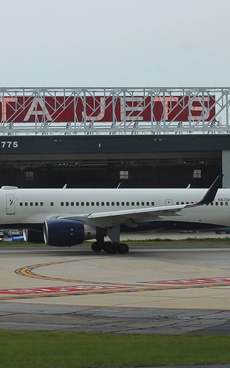 N823DX - Twin-engine aircraft
