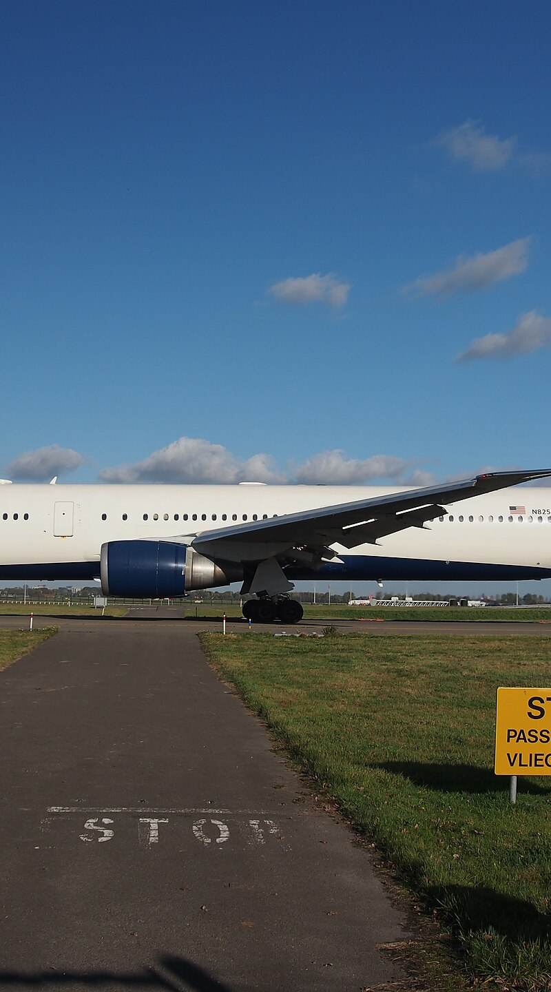 N825MH - Twin-engine aircraft