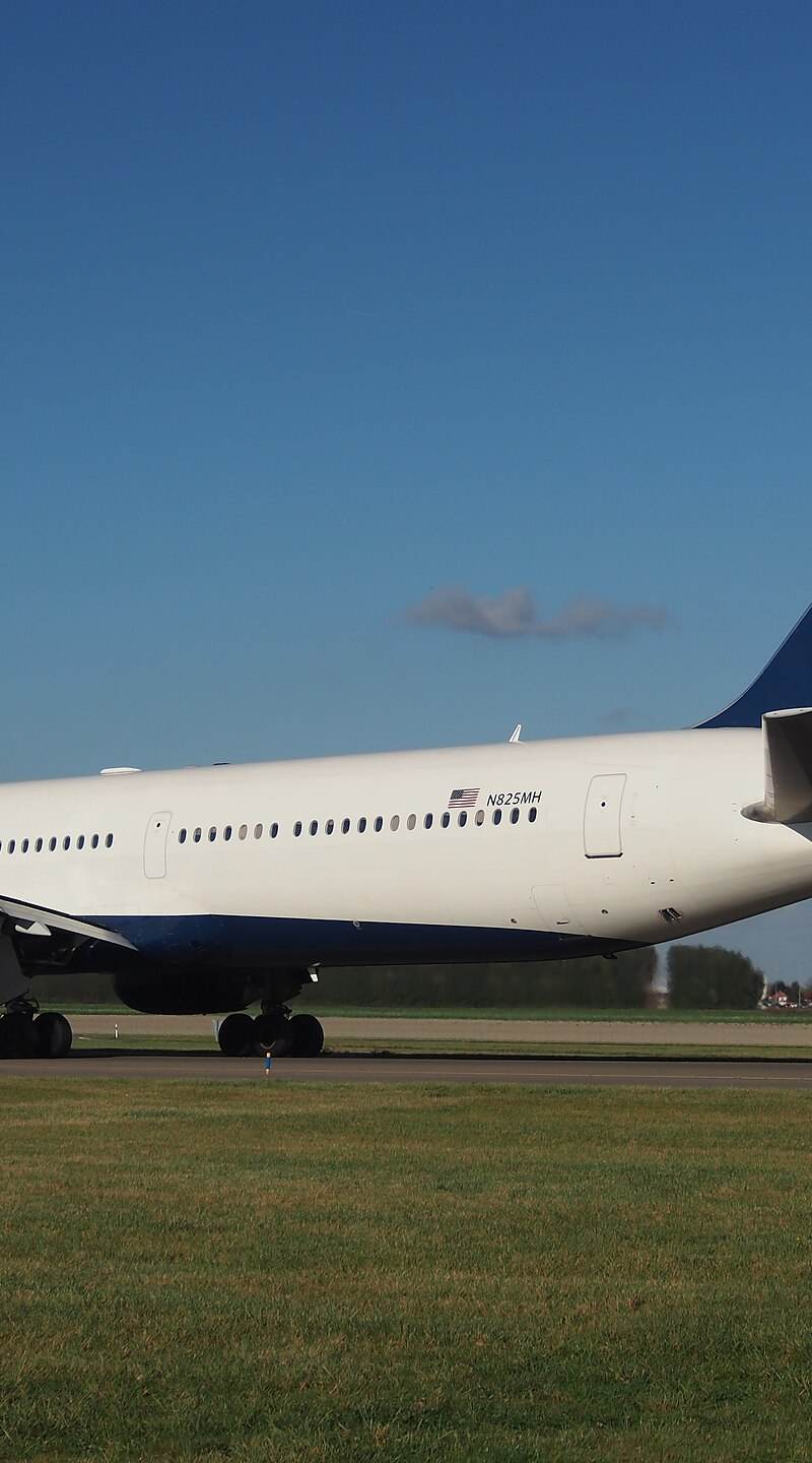 N825MH - Twin-engine aircraft