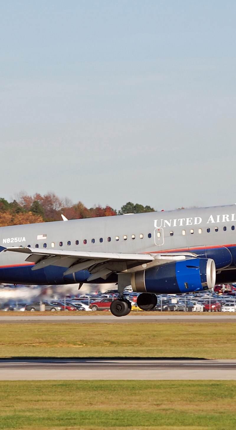 N825UA - Twin-engine aircraft