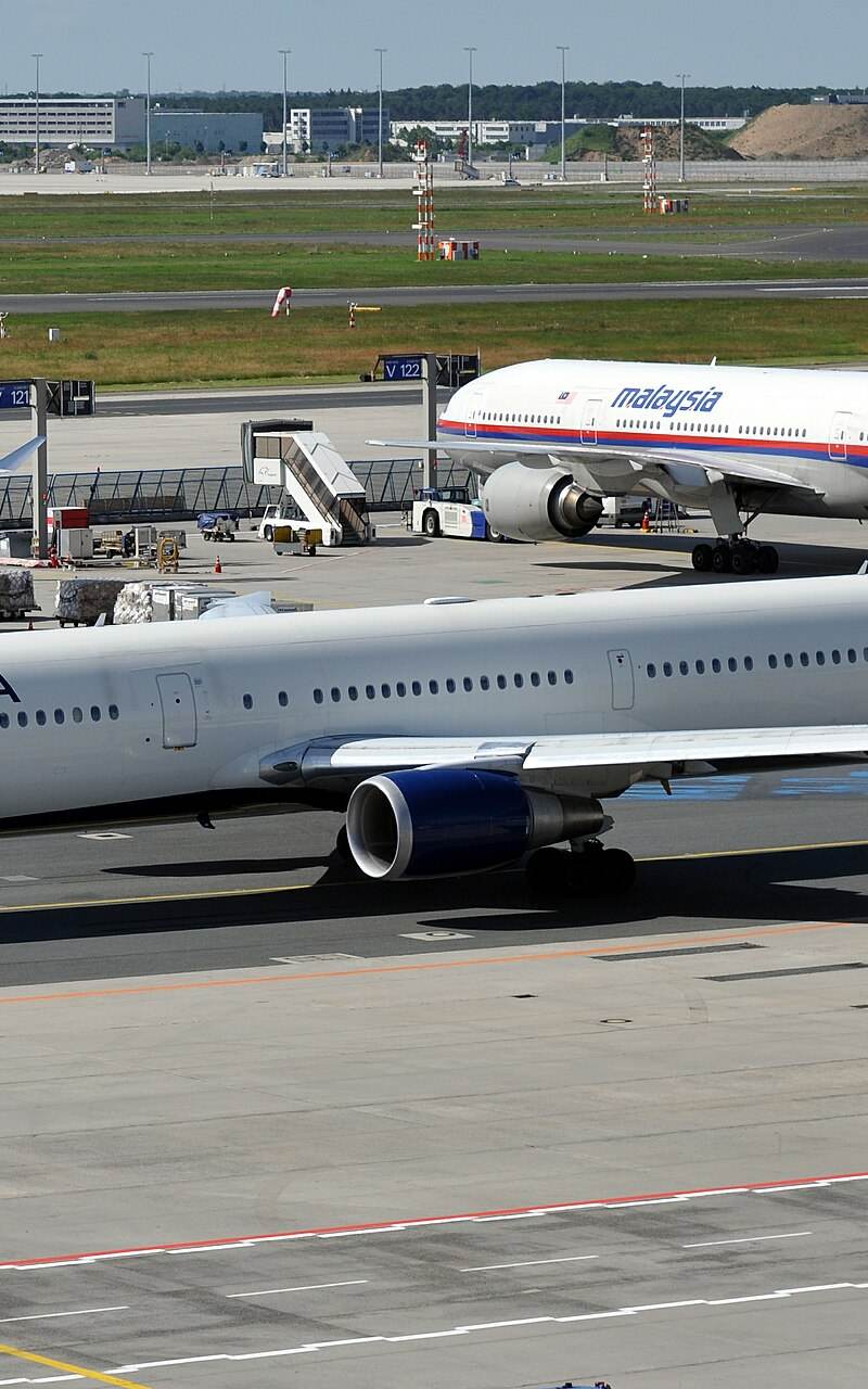 N826MH - Twin-engine aircraft