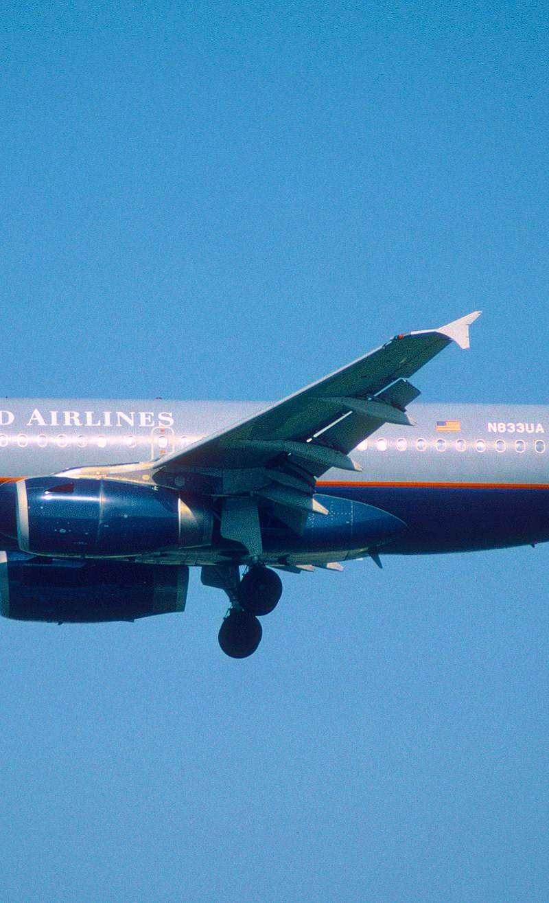 N833UA - Twin-engine aircraft