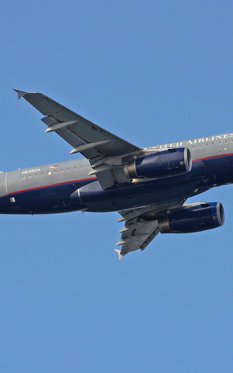 N838UA - Twin-engine aircraft