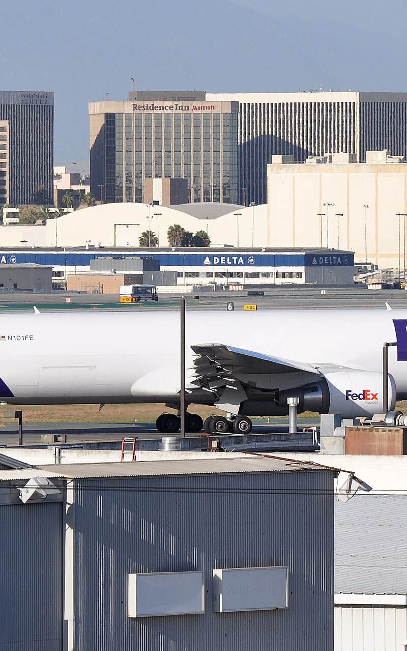 N101FE - Twin-engine aircraft