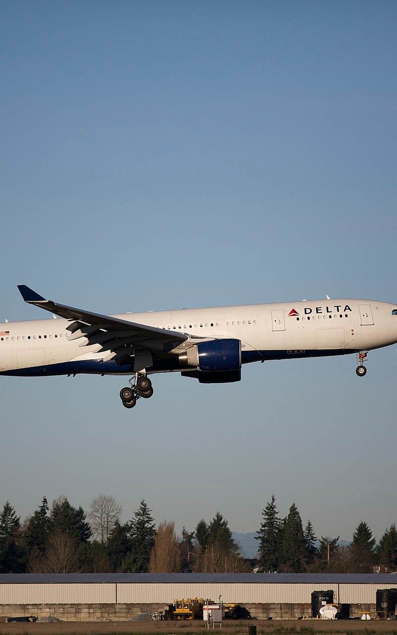 N858NW - Twin-engine aircraft