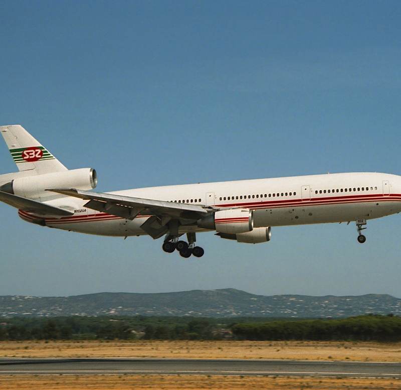 N102UA - Douglas