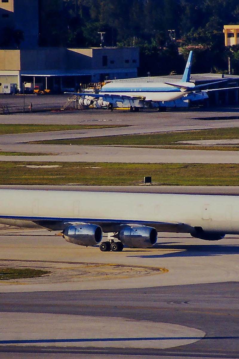 N872SJ - Douglas