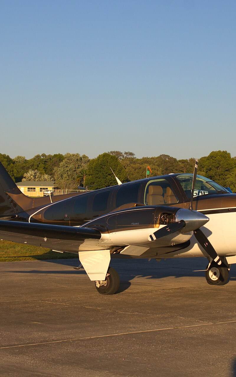 N874WH - Twin-engine aircraft