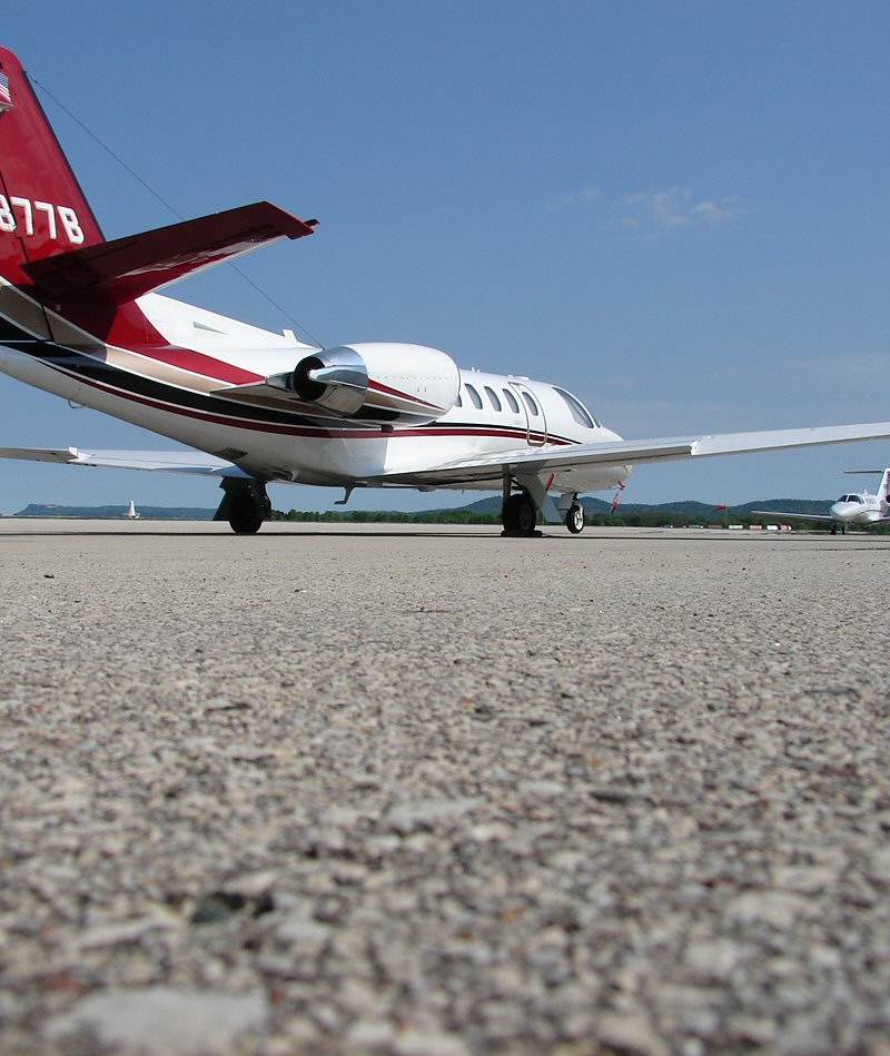 N877B - Business jet