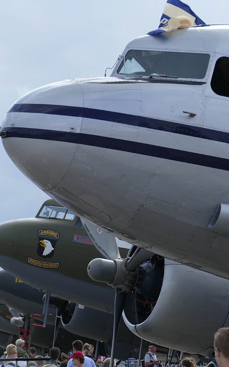 N877MG - Douglas
