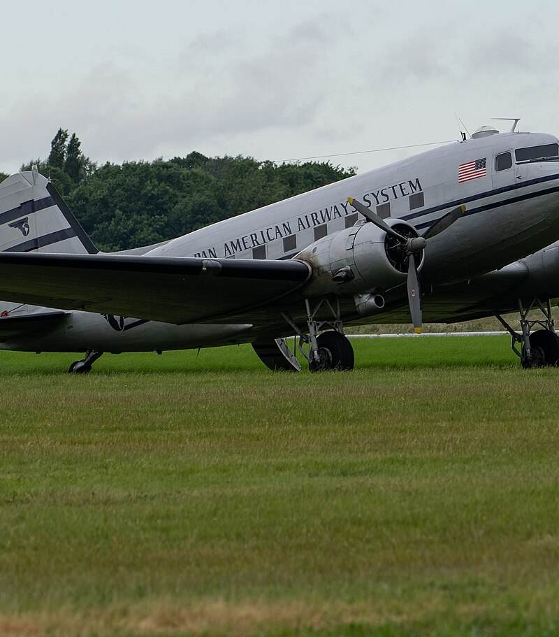 N877MG - Douglas
