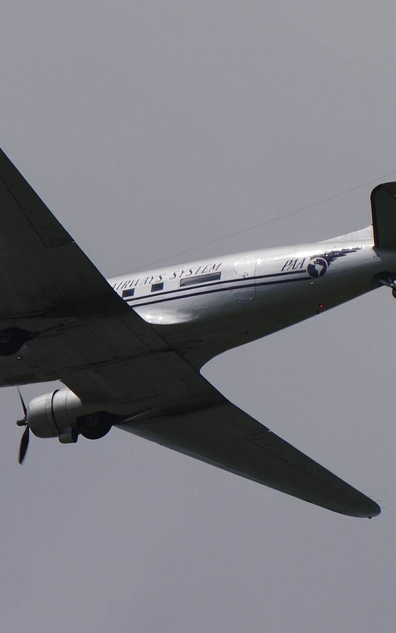 N877MG - Douglas