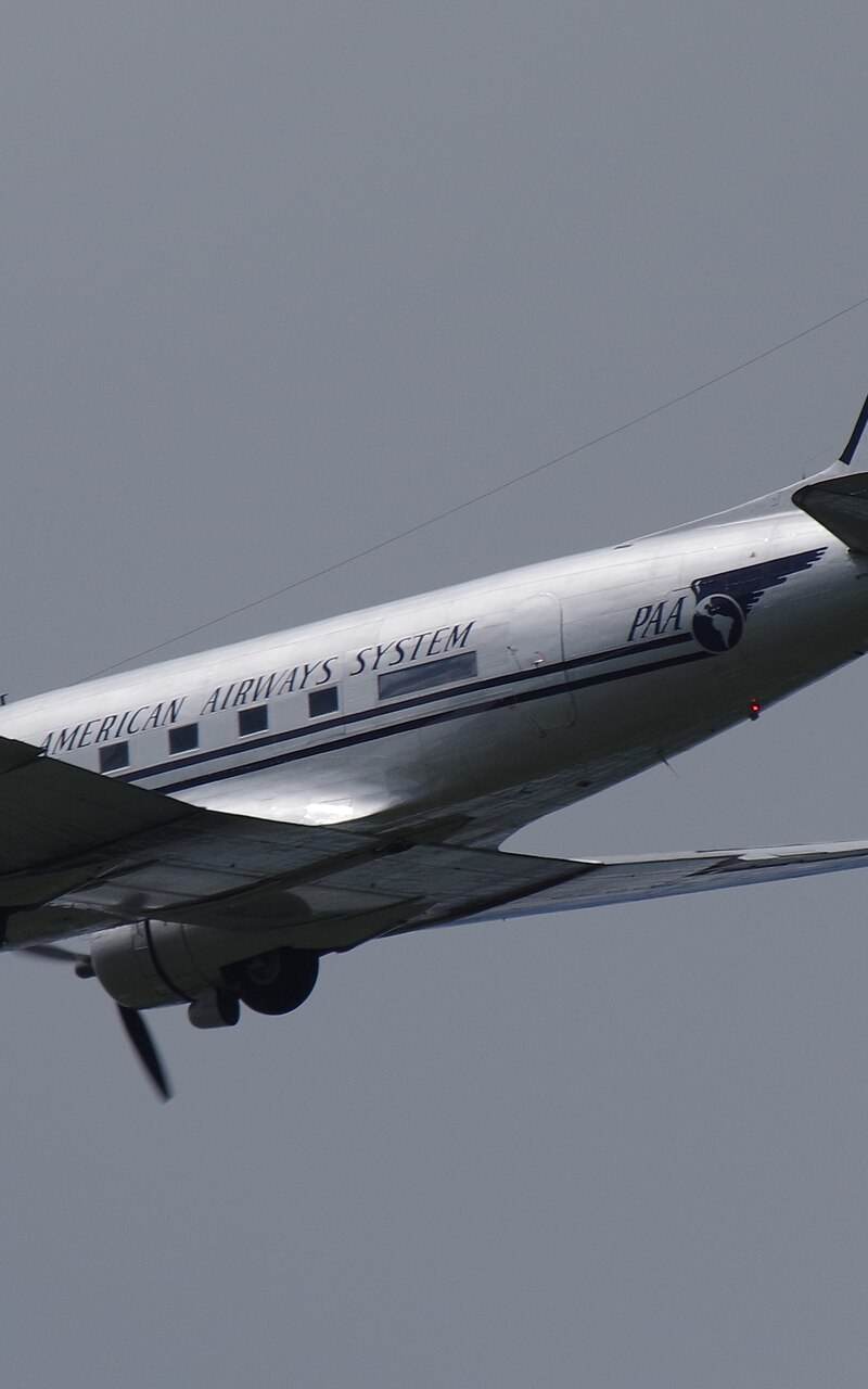 N877MG - Douglas