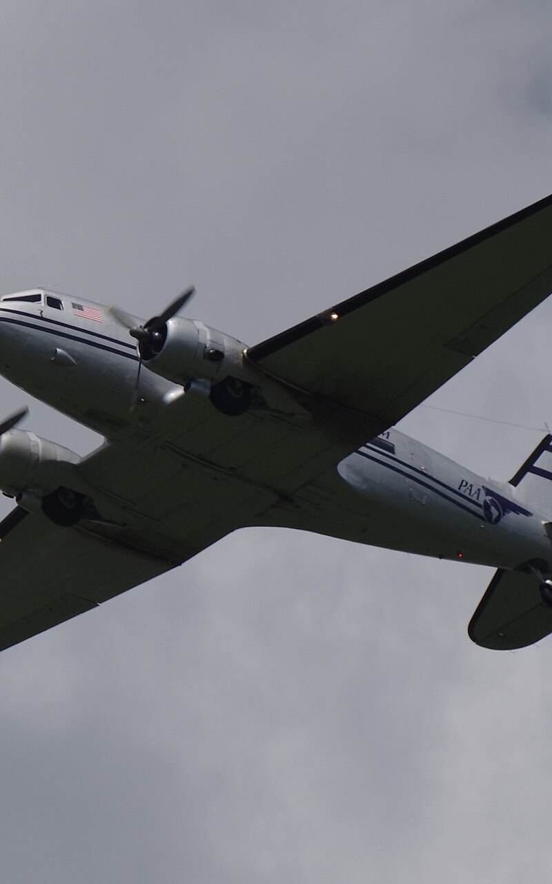 N877MG - Twin-engine aircraft