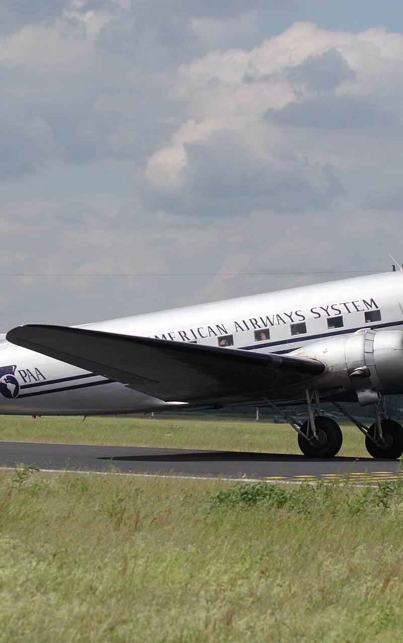 N877MG - Douglas