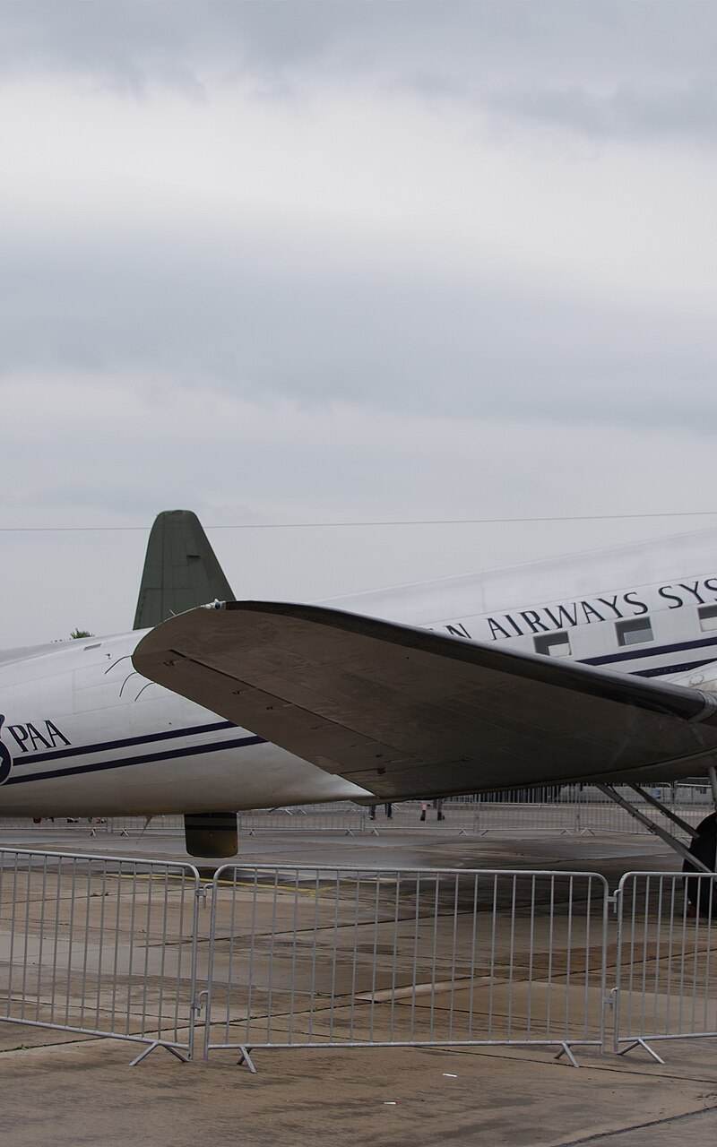 N877MG - Douglas