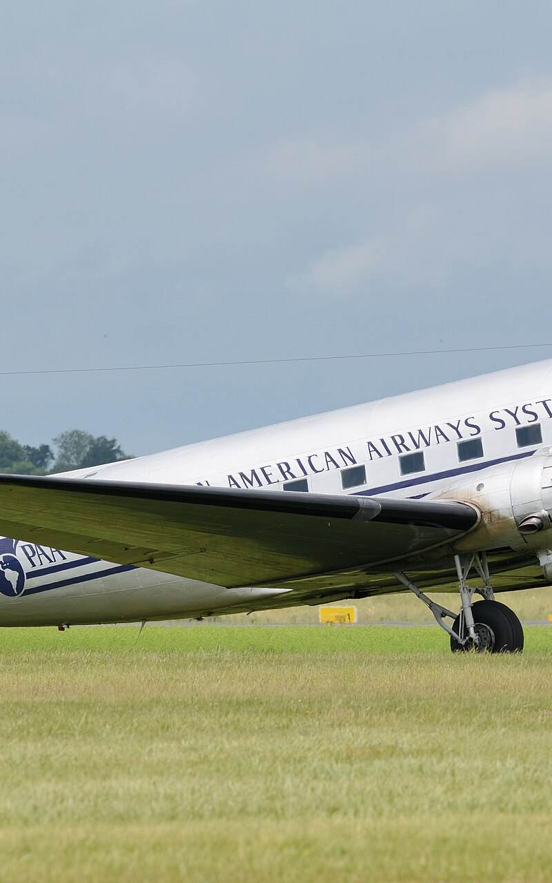 N877MG - Douglas